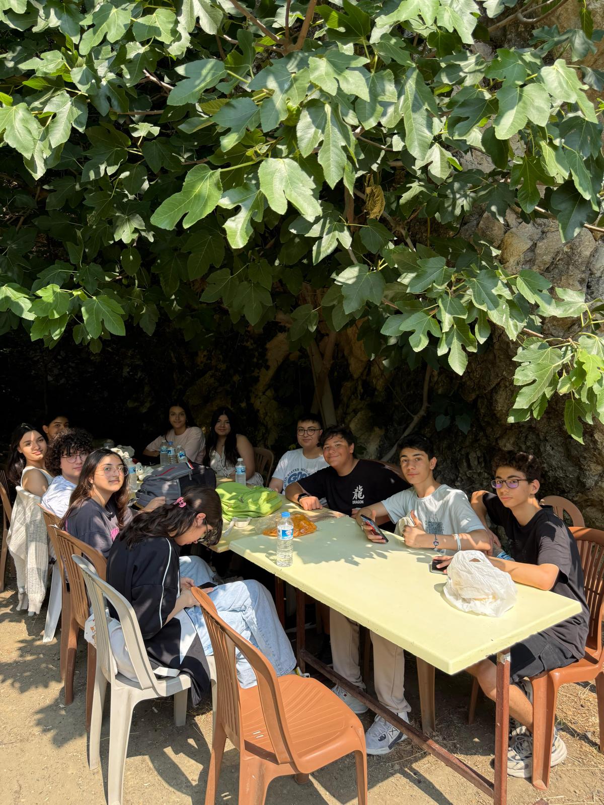 Ekin Koleji ortaokul öğrencileri, yıl sonu stresini atmak için Vadi Restoran'a pikniğe gitti