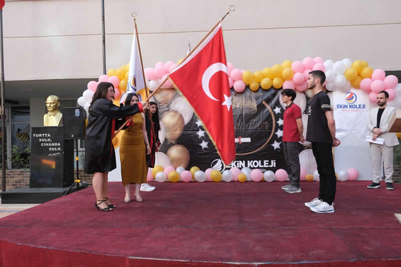 Öğrencilerimize yeni başlayacakları hayat yolculuğunda başarılar dileriz.
