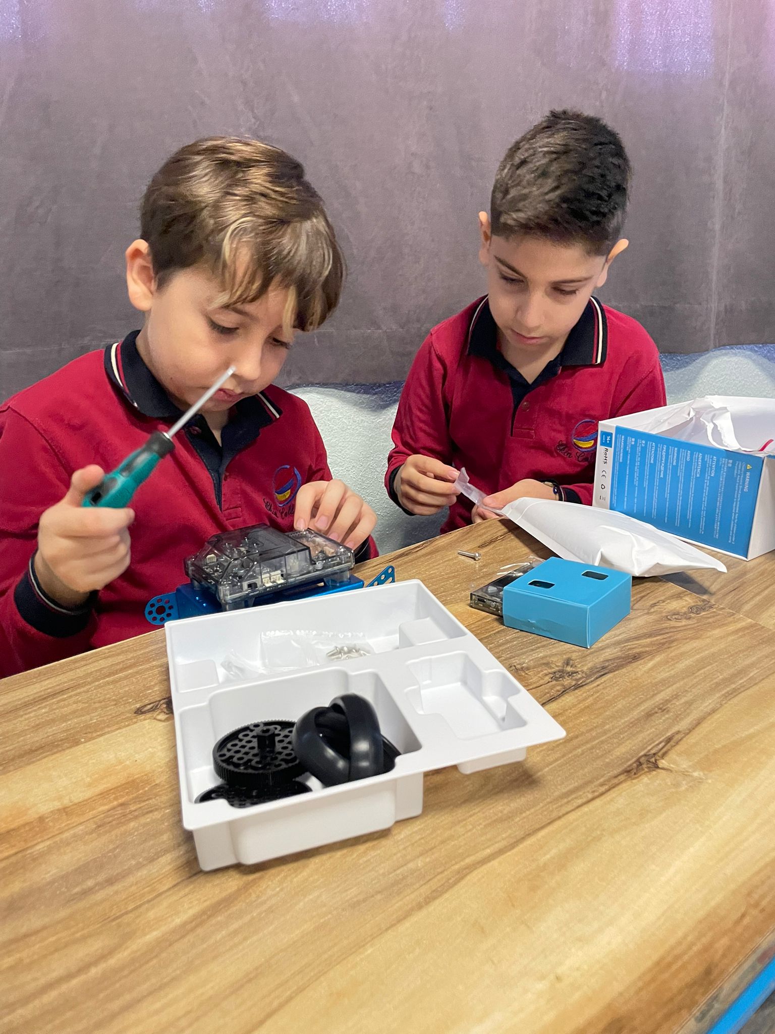 Öğrencilerimiz robotlarını monte etti ve kodladı!