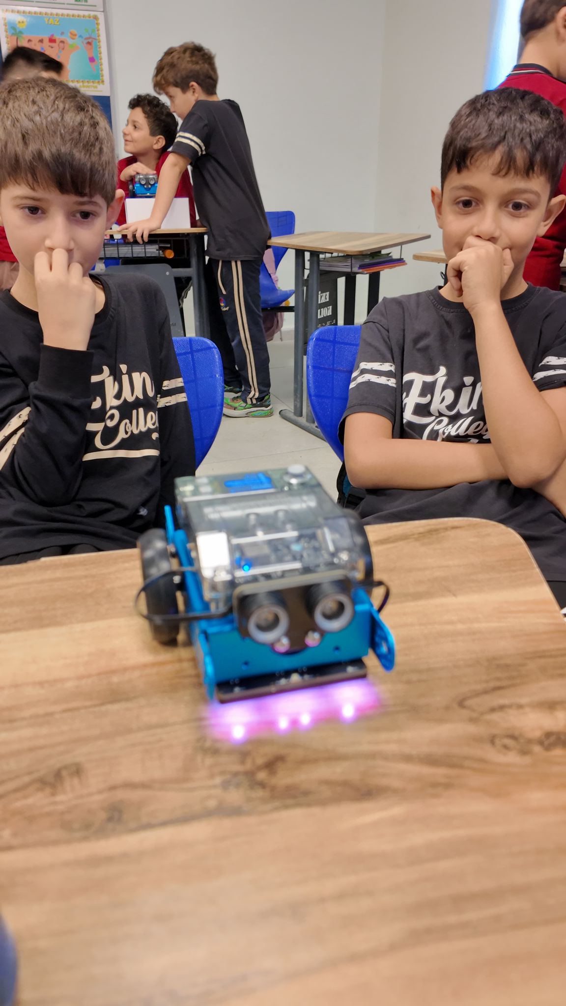 Öğrencilerimiz robotlarını monte etti ve kodladı!