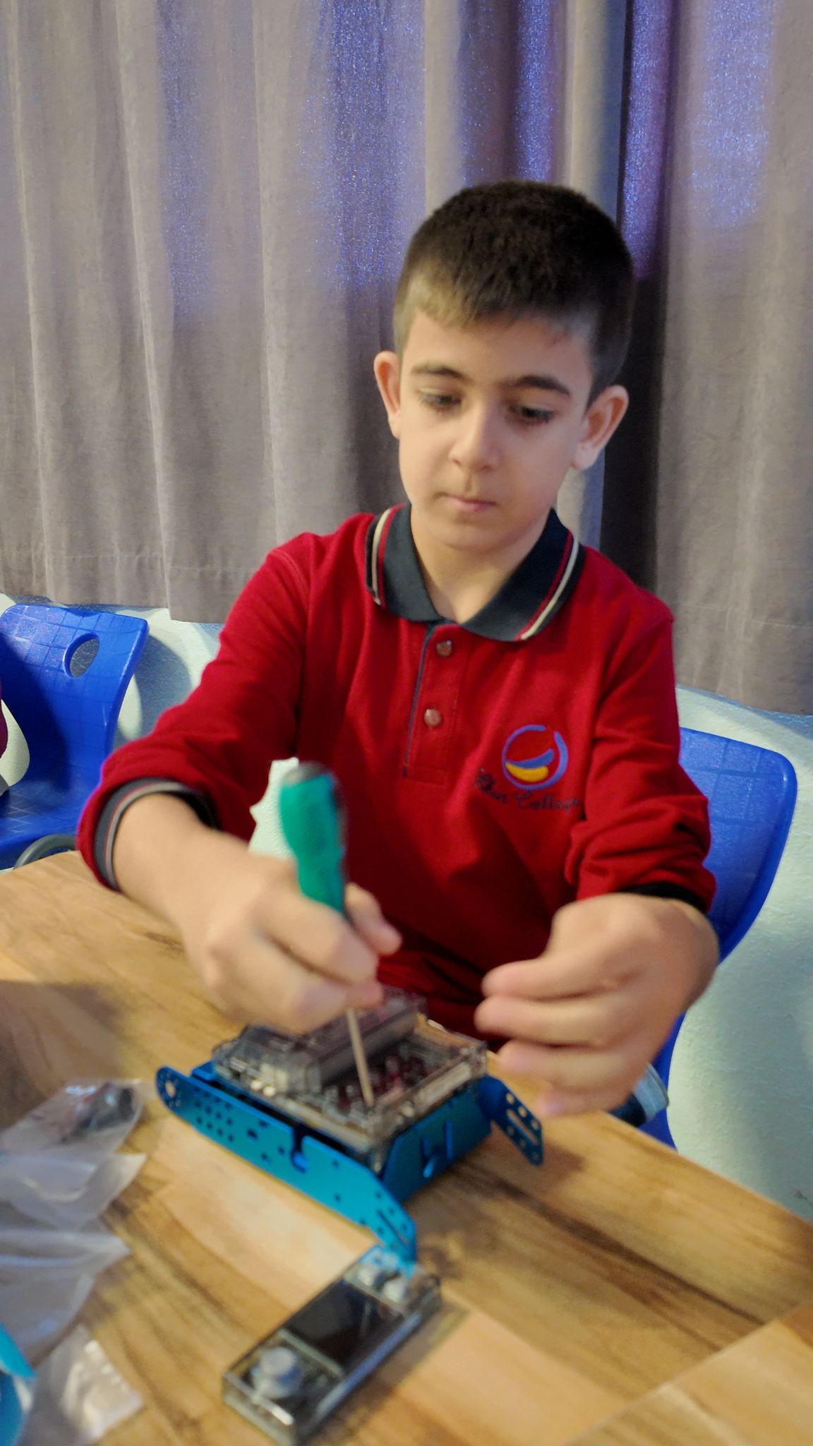 Öğrencilerimiz robotlarını monte etti ve kodladı!